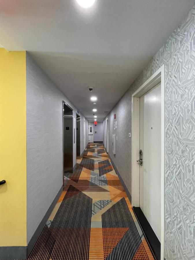 Super 8 By Wyndham Brooklyn Williamsburg Hotel New York Exterior photo